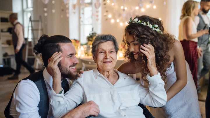 Tips to include a loved one with Alzheimers in a family event