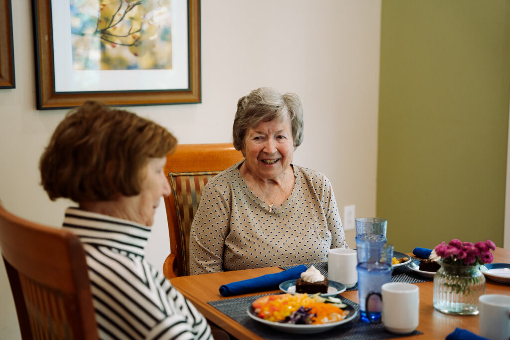 2 Ladies eating lunch together